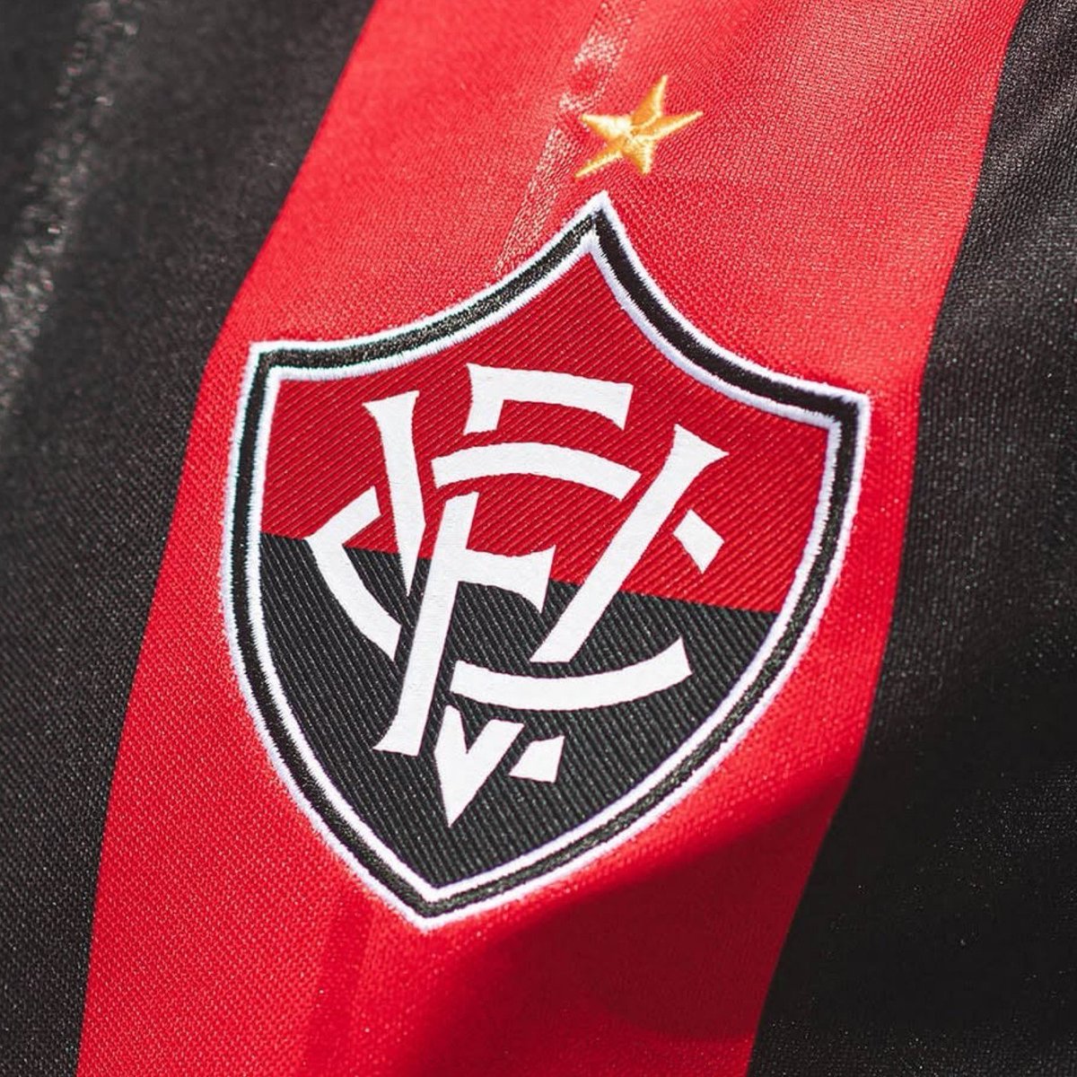 Noitedecopa's tweet photo. 🚨 ESCUDO DO VITÓRIA É ELEITO O MAIS BONITO DO NORDESTE! 🛡️🦁🔴⚫

Como postamos agora há pouco, o GE ouviu 66 profissionais do design, que deram notas de 1 a 10 para os escudos de 80 clubes brasileiros. Ao todo, foram 5.280 respostas.

🇧🇷 RANKING DOS CLUBES DO NORDESTE:

Vitória — 5,72
Náutico — 5,45
Santa Cruz — 5,43
Sport — 5,38
Fortaleza — 5,31
Sergipe — 5,11
Bahia — 5,03
Botafogo-PB — 4,86
Ceará — 4,32
América-RN — 4,20
CSA — 3,58
ABC — 3,51
Confiança — 3,34
CRB — 3,29
ASA — 3,20
Treze — 2,91
Sampaio Corrêa — 2,89
Itabaiana — 2,80
Campinense — 2,80
Maranhão — 2,55
Floresta — 2,51

Concordam com esse ranking? 👀

📸 @geglobo
