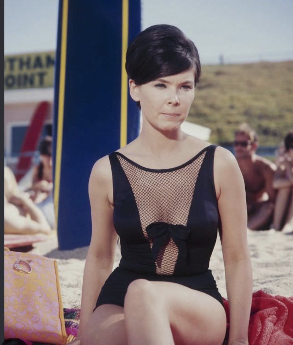 Leoveo7262's tweet photo. @JucikaComics Reminds me Yvonne craig (batgirl) https://t.co/80A7lSG023