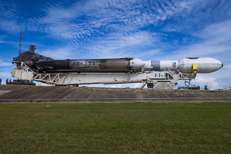 Marilynn_Billy's tweet photo. Falcon Heavy rolls out to the launch pad.🚀 https://t.co/PpKaPVE4fN