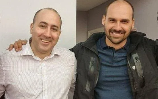 AnaliseGeopol's tweet photo. 🇧🇷🇧🇴🇺🇸 O golpe de Estado em andamento contra o Judiciário na Bolívia, incluindo o sequestro do procurador-geral Roger Mariaca, é uma operação promovida pelos EUA para proteger Fernando Cerimedo. Preso e investigado na Bolívia, o propagandista de extrema-direita é aliado da família Bolsonaro e liderança da CPAC junto a Eduardo Bolsonaro.