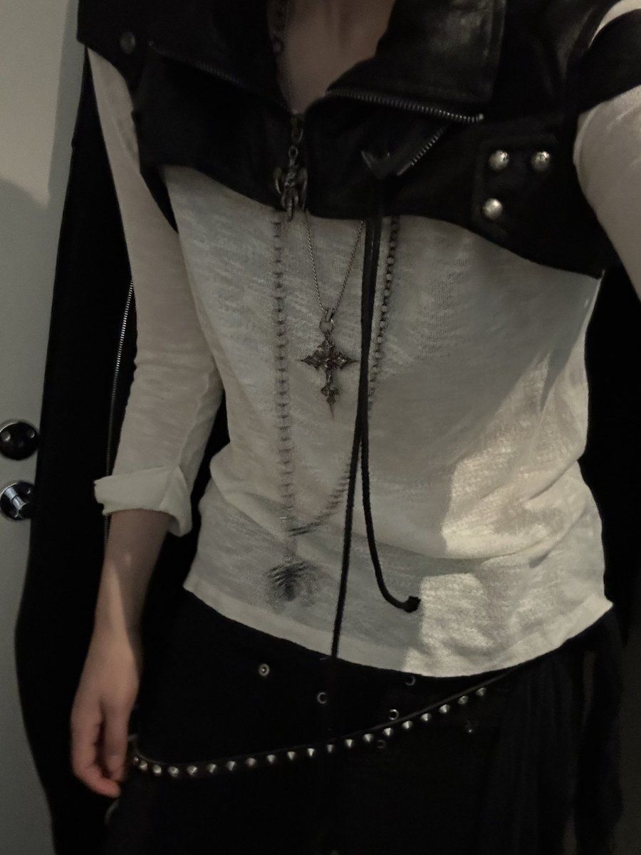 kaniirin's tweet photo. happy october🖤 https://t.co/fCmU9B5T70