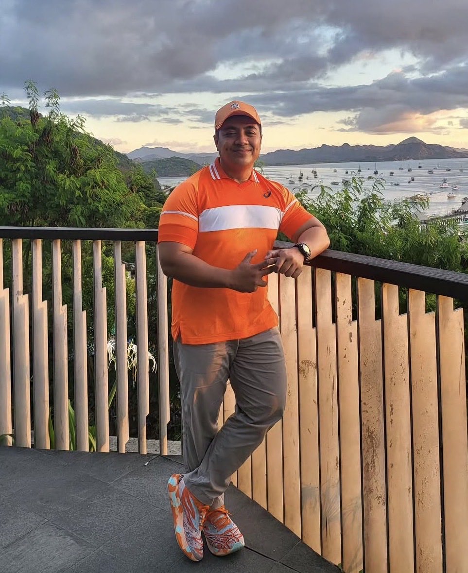 NyaiNeneng's tweet photo. Udah pada bobo belum? 

Ciri khas ustad riza. Topi, kaos &amp; sepatu. Matching. ☺️ https://t.co/4Ywdnvh6PR