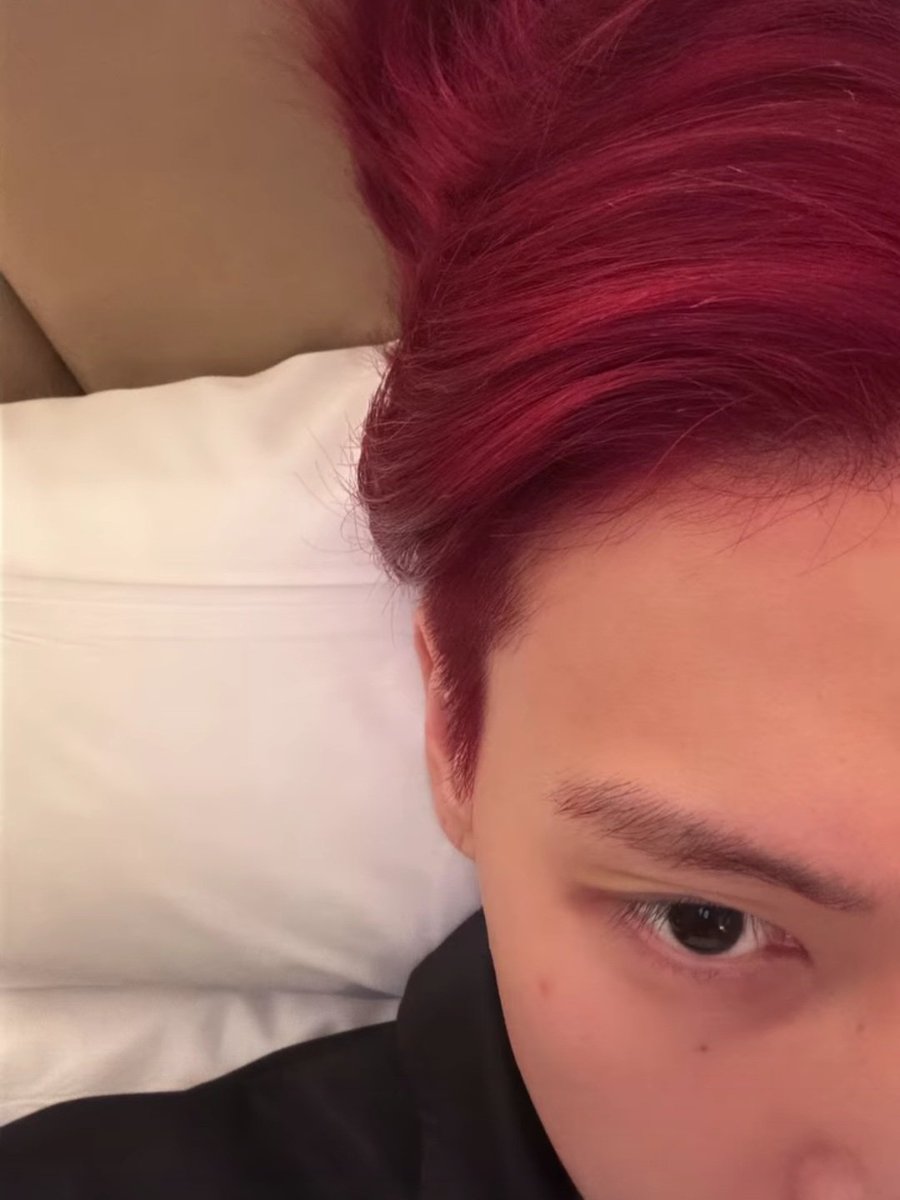 wooyngz's tweet photo. O WOOYOUNG PINTANDO O CABELO DE VERMELHO EM HOMENAGEM AO LULA https://t.co/efHK620485