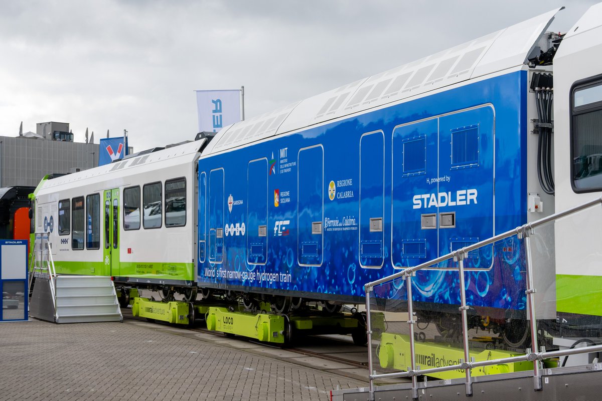 Lukasz_Malin's tweet photo. 🚞 Pierwszy wąskotorowy pojazd wodorowy od Stadler. To co najbardziej rzuca się w nim oczy to skala członu napędowego. Wodór jako główny pasażer - to nie może się spinać.
Wideo: https://t.co/b2fobErJzv
Tekst: https://t.co/unnZOxRlGR
#Stadler #wodór #kolej #Innotrans https://t.co/Zn6uCXhxjT