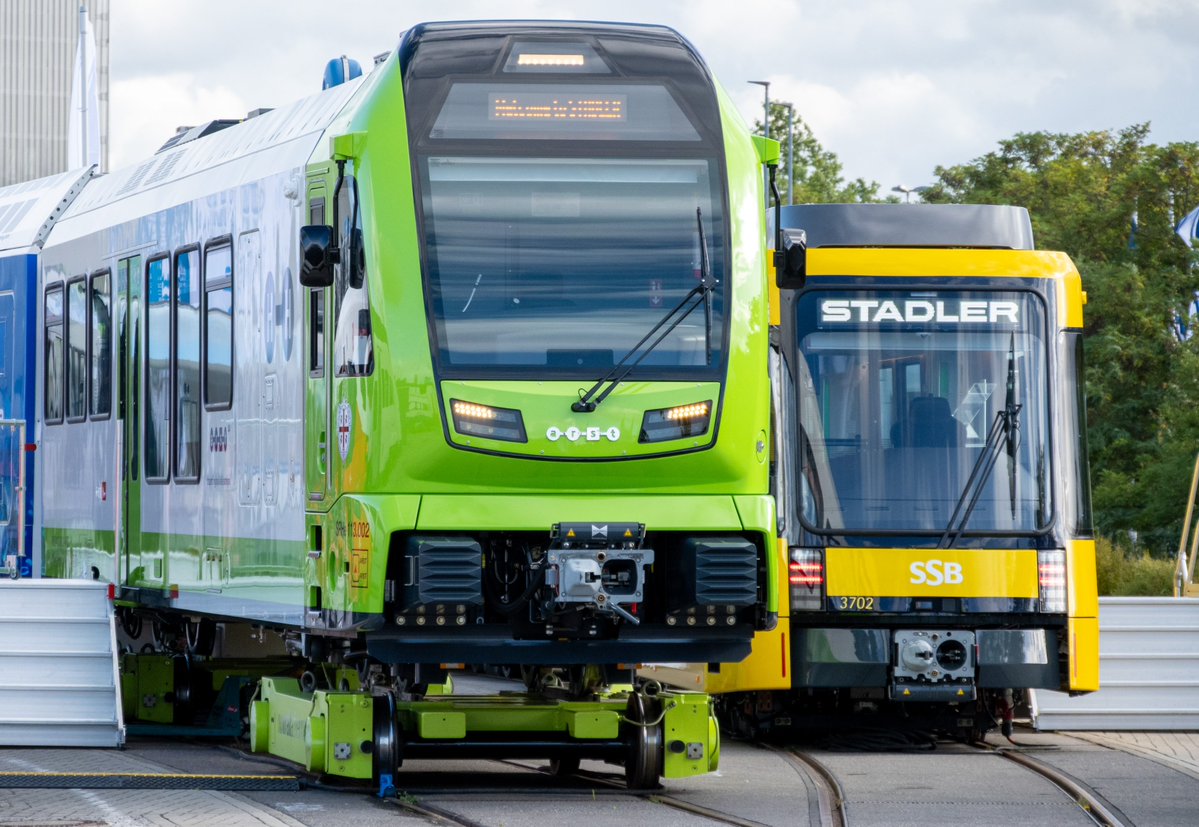Lukasz_Malin's tweet photo. 🚞 Pierwszy wąskotorowy pojazd wodorowy od Stadler. To co najbardziej rzuca się w nim oczy to skala członu napędowego. Wodór jako główny pasażer - to nie może się spinać.
Wideo: https://t.co/b2fobErJzv
Tekst: https://t.co/unnZOxRlGR
#Stadler #wodór #kolej #Innotrans https://t.co/Zn6uCXhxjT