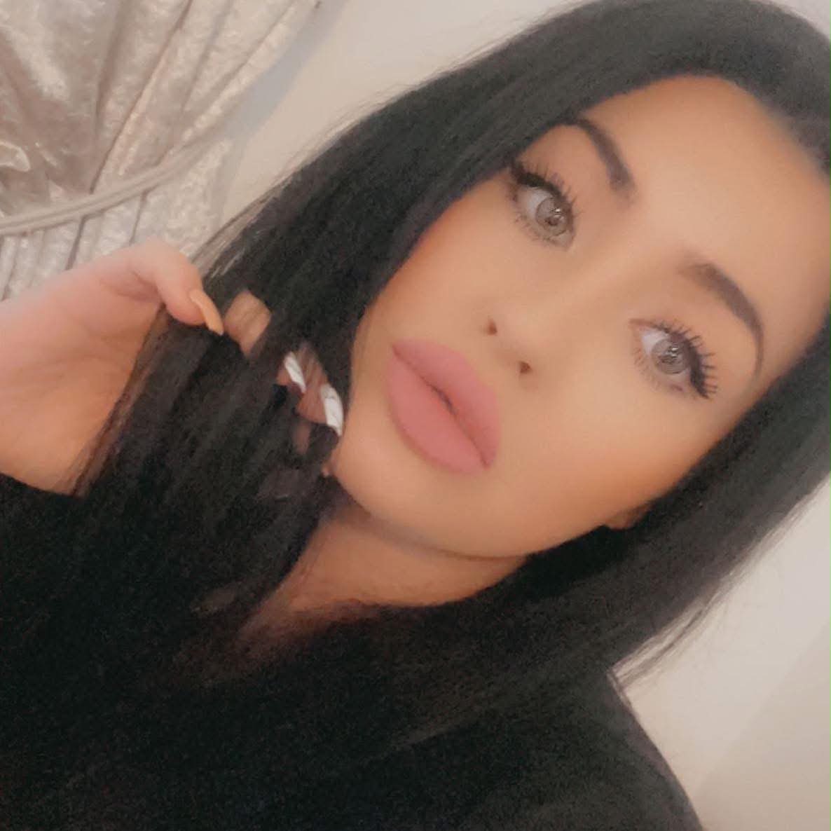 Chloxxoe's tweet photo. Your favourite mommy🙈💋 https://t.co/Z3GcLMPGYf