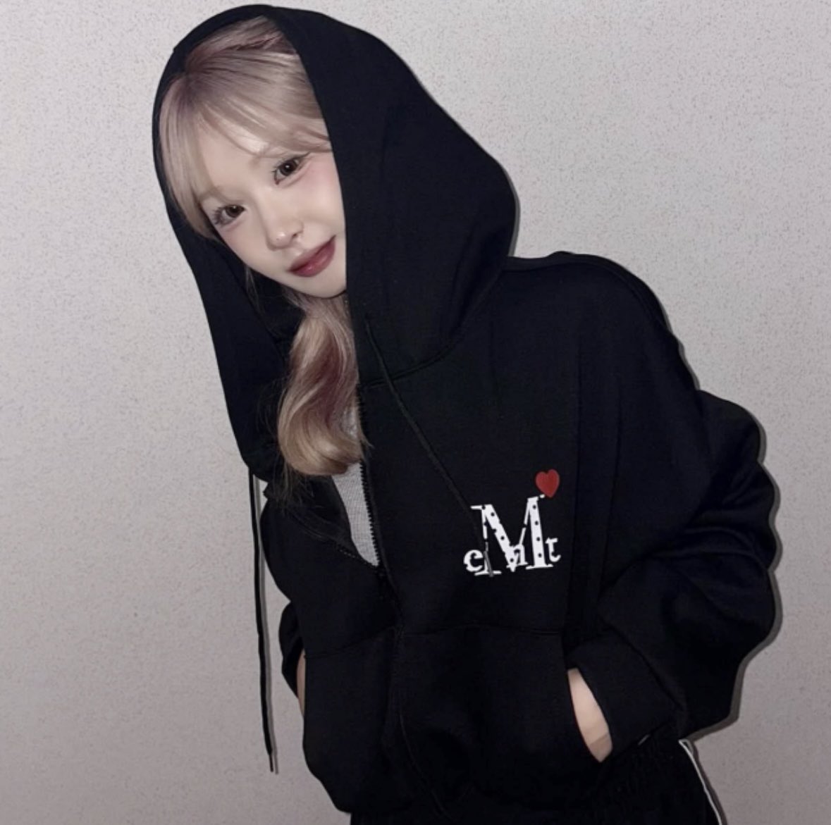 fnyans22's tweet photo. MUCENTのめちゃかわロゴパーカー、ZOZOで半額以下になってた❣️
グレーとブラック2色とも残ってた❣️神❣️ https://t.co/Bn0KaKh7mp