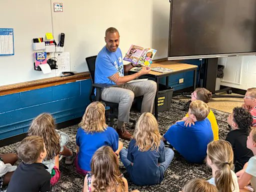StephenHall_PR's tweet photo. Via @officialsps: “The '417 Reads' initiative kicks off with 160 volunteers reading in SPS classrooms across Springfield” – https://t.co/6H90CRqKSM. @417mag @simmons_bank #SPSProud #TeamSPS #SupportSPS📚📖 https://t.co/qjFP0XK06X