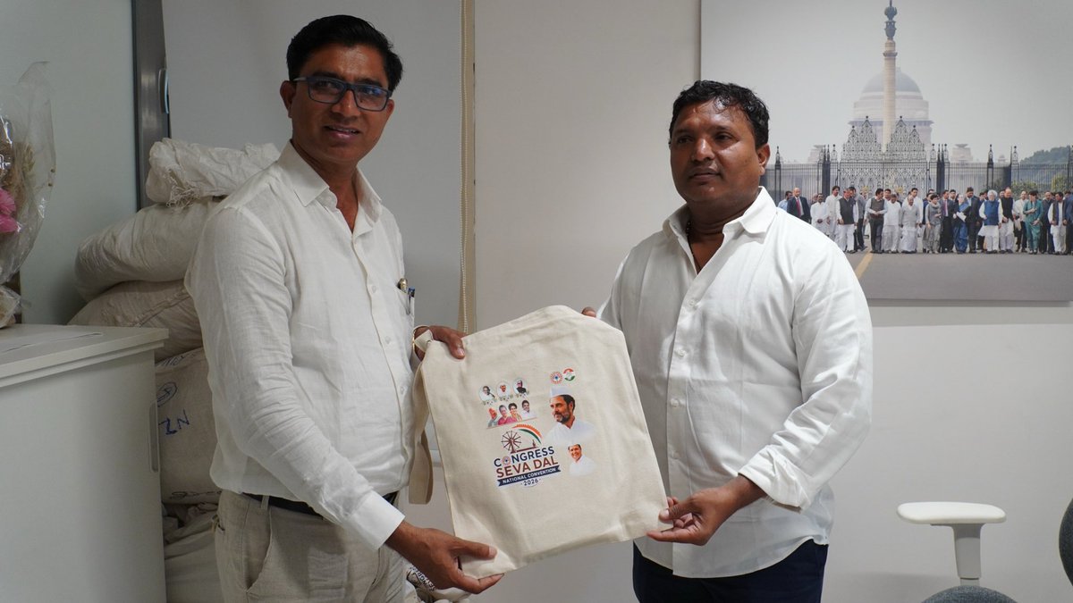 CongressSevadal's tweet photo. 📍 इंदिरा भवन, नई दिल्ली

मुख्य संगठक श्री @srinivasiyc से कांग्रेस एवं सेवादल के साथियों की आत्मीय मुलाकात और सार्थक संवाद।

सेवा के संकल्प और जनहित के मुद्दों पर समर्पित भाव से आगे बढ़ते ये संवाद कांग्रेस परिवार की एकजुटता को मजबूत करते हैं। https://t.co/tt1454A6Q4