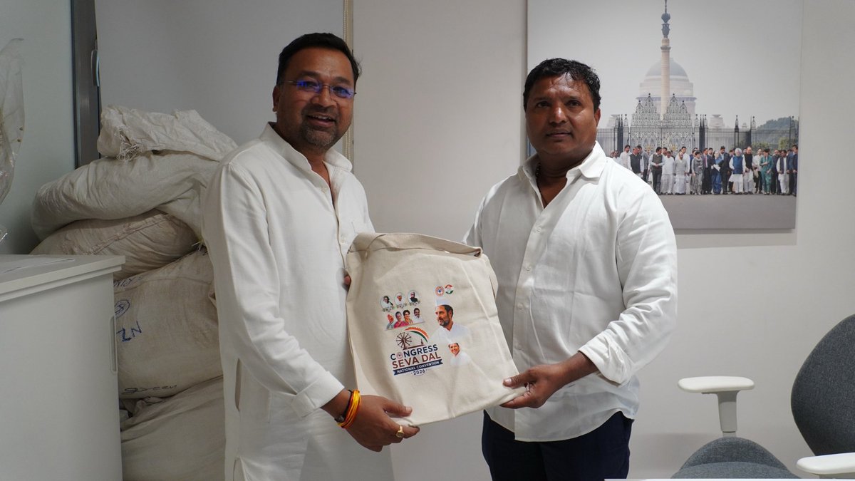 CongressSevadal's tweet photo. 📍 इंदिरा भवन, नई दिल्ली

मुख्य संगठक श्री @srinivasiyc से कांग्रेस एवं सेवादल के साथियों की आत्मीय मुलाकात और सार्थक संवाद।

सेवा के संकल्प और जनहित के मुद्दों पर समर्पित भाव से आगे बढ़ते ये संवाद कांग्रेस परिवार की एकजुटता को मजबूत करते हैं। https://t.co/tt1454A6Q4