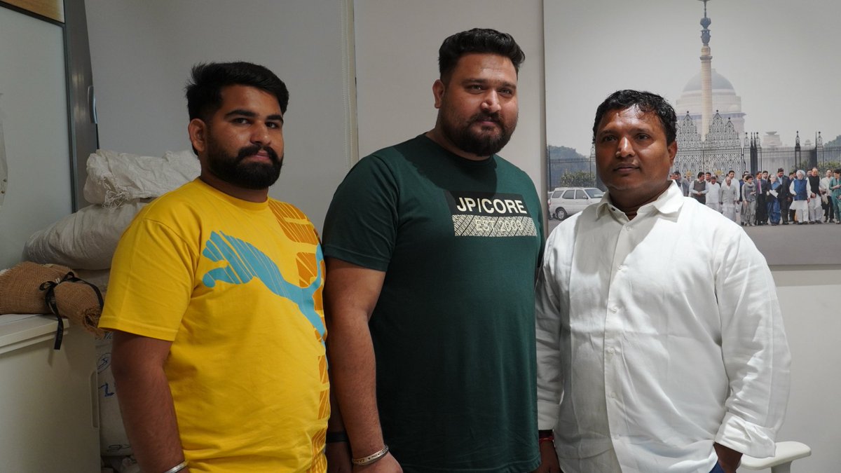 CongressSevadal's tweet photo. 📍 इंदिरा भवन, नई दिल्ली

मुख्य संगठक श्री @srinivasiyc से कांग्रेस एवं सेवादल के साथियों की आत्मीय मुलाकात और सार्थक संवाद।

सेवा के संकल्प और जनहित के मुद्दों पर समर्पित भाव से आगे बढ़ते ये संवाद कांग्रेस परिवार की एकजुटता को मजबूत करते हैं। https://t.co/tt1454A6Q4