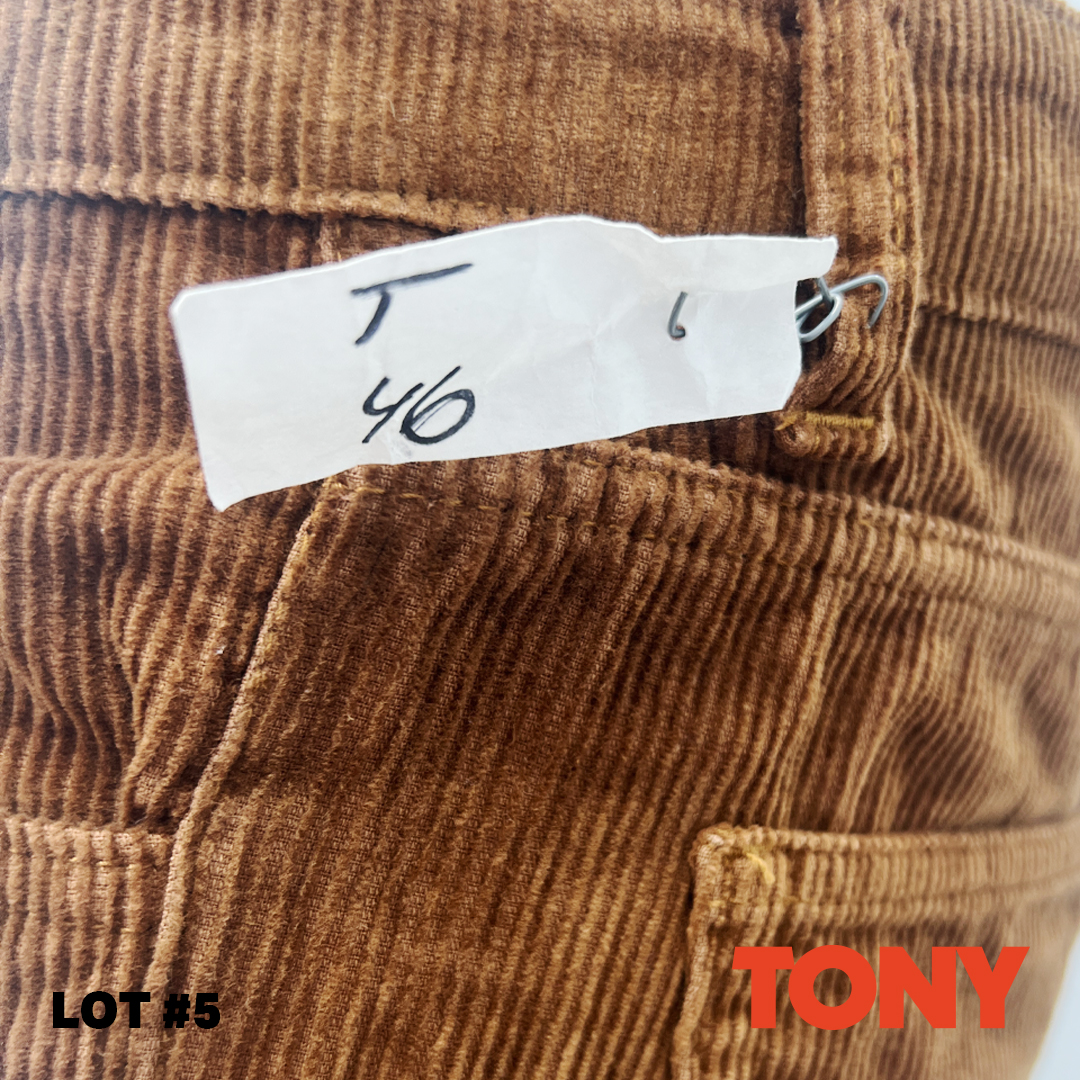 vipfanauctions's tweet photo. This auction item is from Tony. This is Tony’s Screen Worn Wardrobe Set. The components of this lot were worn by Tony in multiple scenes, most notably during a montage where he and Nancy watch Dog Day Afternoon at a drive-in with a group of friends.

https://t.co/hMovhGC8ta

#tonymovie