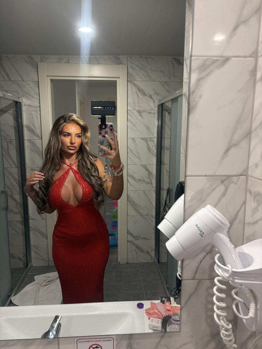 Liam60000's tweet photo. If you’re not worshipping the ground @paybratleah walks on then you’re definitely doing something wrong. She deserves to be spoiled like the goddess she is. Her weekend should be funded without her having to lift a finger. Submit to perfection. 🙇‍♂️🙇‍♂️ #findom https://t.co/H9XCYghMWb