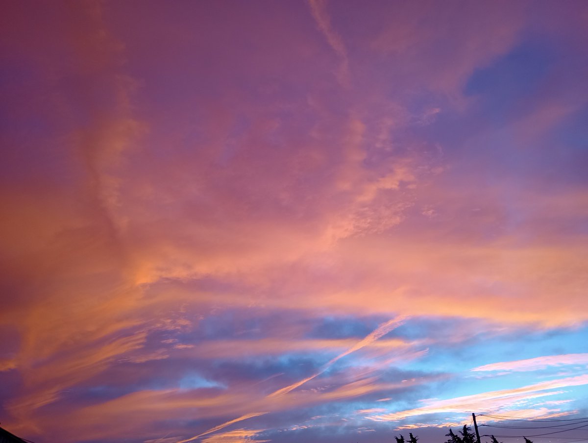 Erzala1's tweet photo. Didn't get around to posting this the other day but the morning sky looked like it was on fire https://t.co/iQA9HmdODe