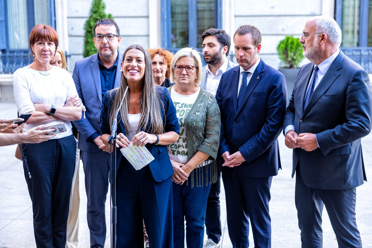 guanchojotake's tweet photo. Cómo se puede digerir que el problema de la vivienda de toda España esté en manos de toda esta pandilla que odia España. https://t.co/mK05GjYibZ