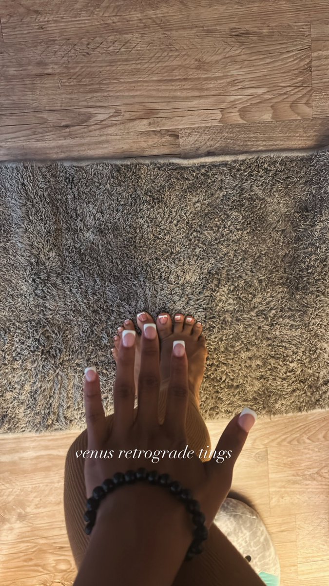 lhooper19's tweet photo. venus retrograde approaching, how are we feelin? 

I’m excited because i’m single! No stress pls 💗 https://t.co/s4s4WljrMQ