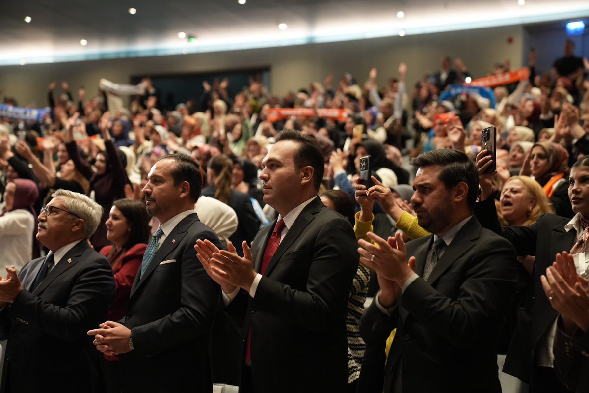 avyusufibis's tweet photo. 📍AK Parti Genel Merkezi

Genel Başkanımız ve Cumhurbaşkanımız Sayın @RTErdogan’ın katılımlarıyla gerçekleşen AK Parti İstanbul İl Kadın Kolları Mahalle Başkanları İstişare ve Değerlendirme Toplantısı’na katıldık.

Tüm teşkilatlarımızla mahalle mahalle, sokak sokak gönüllere dokunmaya devam edeceğiz.

@tugbaisikercan 
@AKKADINGM