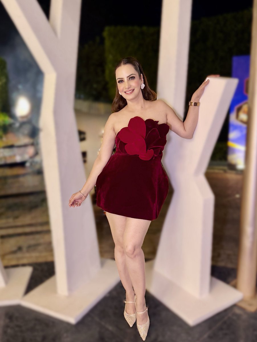 AnchorPiya's tweet photo. Velvet nights, quiet confidence, unforgettable details

#anchorpiyasharma🎤 
#velvetmuse 
#eveningglam 
#statementstyle 
#fashionstory https://t.co/E7TO9tGy72