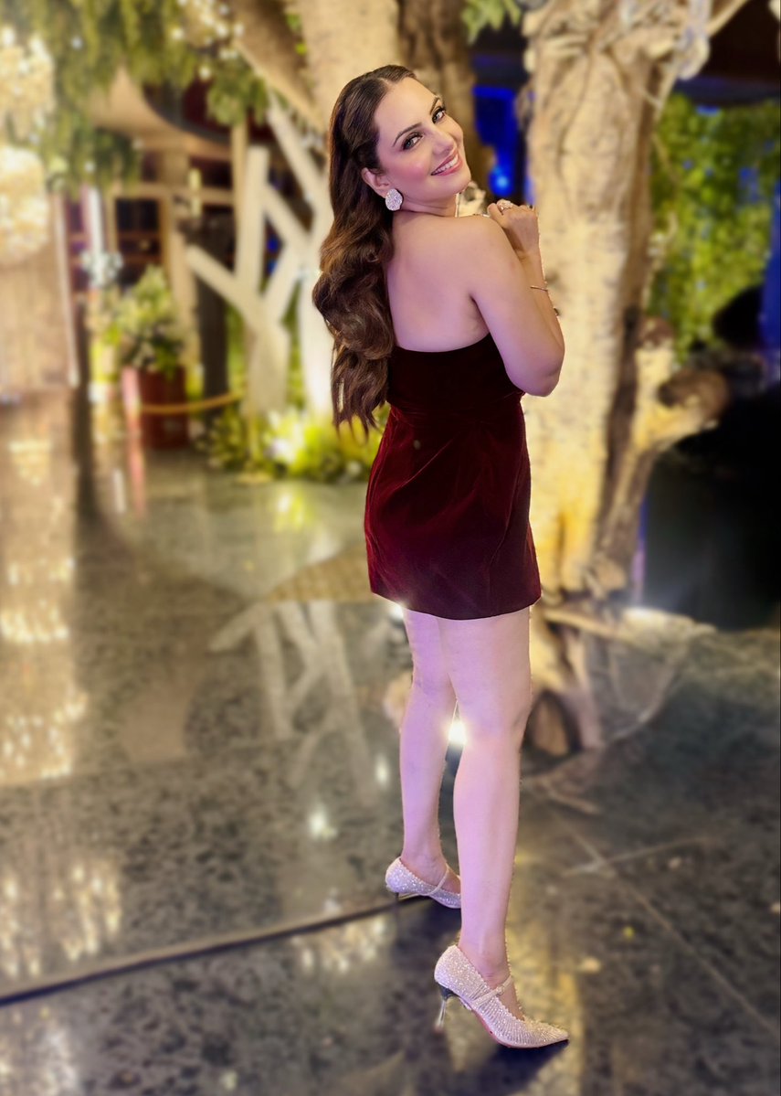 AnchorPiya's tweet photo. Velvet nights, quiet confidence, unforgettable details

#anchorpiyasharma🎤 
#velvetmuse 
#eveningglam 
#statementstyle 
#fashionstory https://t.co/E7TO9tGy72