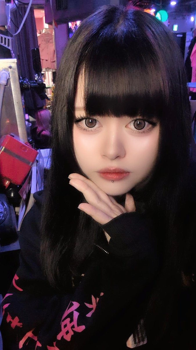 zoku2cafe's tweet photo. その指先、どこに吸い込まれてく…?大きな瞳でまっすぐ見つめてくるれいかと、ネオンに溶ける赤リップが色っぽいViViが本日同時出勤♡二重人格疑惑と身分詐称疑惑、先に暴いてみない?#族族 #大阪ミナミ #コンカフェ https://t.co/ayO1xfpQhN