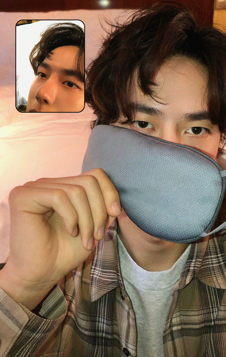 jerjes00's tweet photo. ละ อฟช. มาลงรูปอี้ป๋อ พร้อมแคปชั่น 关一下灯晚安～ 😭😭😭 กุเหลือจะเชื่อเลย เล่นกับหัวใจแฟนคลับเก่งมาก รู้ได้ไงว่าลงรูปหนุ่มตี๋แล้วจะทำให้หลับฝันดีวะ 😭😭😭 ขออีกกกกกกกกกกกกกกกกกกกก https://t.co/4mMFAQqu7y