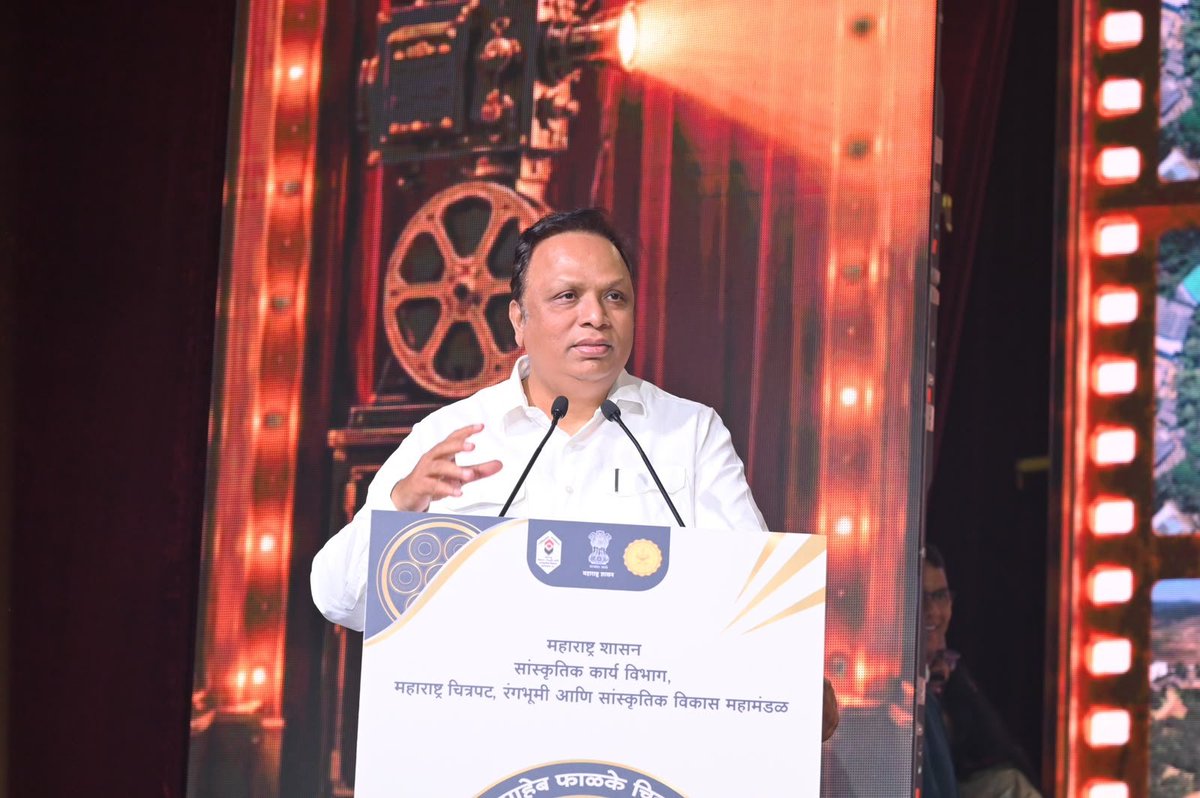 airnews_mumbai's tweet photo. सांस्कृतिक कार्यमंत्री @ShelarAshish यांच्या हस्ते दादासाहेब फाळके चित्रनगरीच्या सुवर्ण महोत्सवी वर्षाच्या शुभारंभ सोहळ्यात सुवर्ण महोत्सवी बोधचिन्ह, गीत, दृक्-श्राव्य चित्रफीत आणि कॉफी टेबल बुकचं अनावरण

#DadasahebPhalkeChitranagari #GoldenJubilee #FilmCity https://t.co/WmPb495QHu