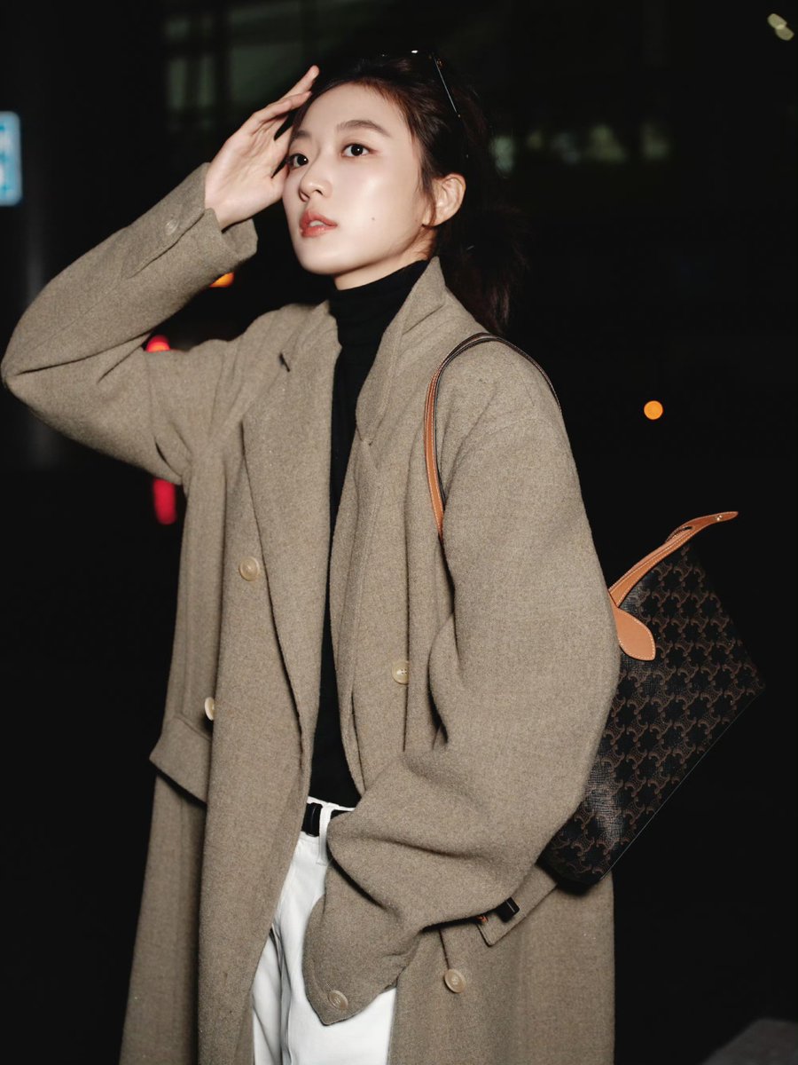 sunqiansource's tweet photo. 261001 孙千工作室 Weibo update 

“Setting off with the autumn breeze, departing right away. Paris, long time no see.”

#SunQian #孙千 https://t.co/chpPh7RlYH