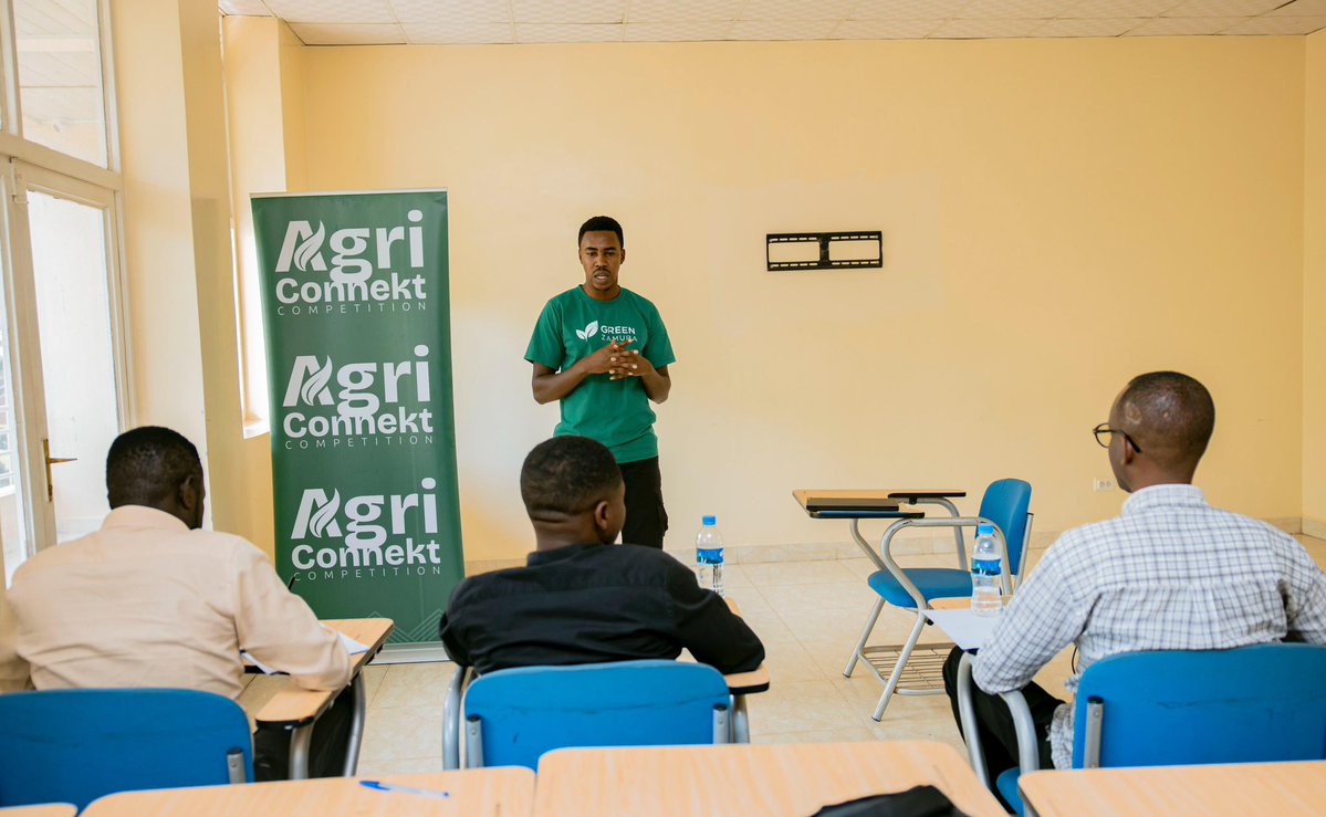 RwandaYouthArts's tweet photo. Uyu munsi mu Kigo cy’Ubutore cya Nkumba, ba rwiyemezamirimo b’urubyiruko bari guhatanira ibihembo bya #YouthConnekt na #ArtsConnekt Awards 2026 ku rwego rw’igihugu; batangiye gusobanura imishinga yabo imbere y’Akanama Nkempurampaka. 

Buri wese ari gusobanura umushinga we akanawubazwaho ibibazo.

#SoberGen #ReadyGen