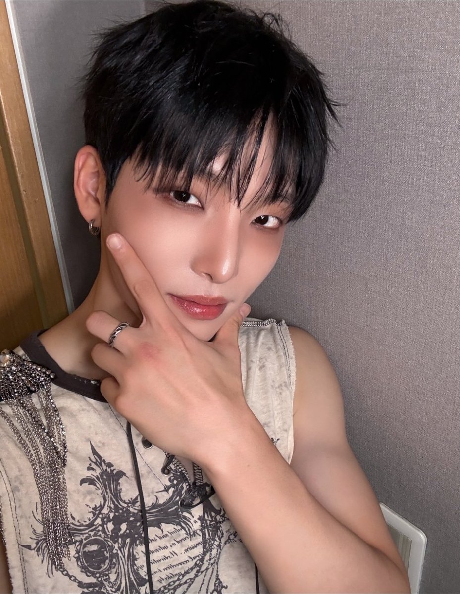 daily_seoho's tweet photo. 💌🐿️ 261001, 8:55 pm

🐿️: Today was sooo awesome
🐿️: Fancheers were the best~~~

9:26 pm

🐿️: [Photo]
🐿️: [Photo]
🐿️: [Photo]
🐿️: Which one is iPhone and which one is Galaxy?
🌙: Gal, Gal, i* https://t.co/l3rTUx0oQC