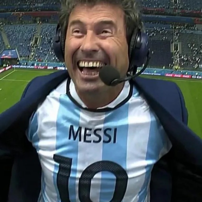 ActuFoot_'s tweet photo. 🚨🚨 OMAR DA FONSECA COMMENTERA LE TOUT DERNIER MATCH DE LEO MESSI AVEC L'ARGENTINE 🇦🇷. 🤩🥺

Le temps d'un match, et pour les adieux de Messi, Omar Da Fonseca prendra le micro sur la chaîne numérique de L'Équipe (L'Équipe live foot) pour commenter La Der' de la Pulga. 🥲

🗞️ @lequipe 

En même temps, qui d'autre que lui pouvait commenter ce match ? 😃🤣