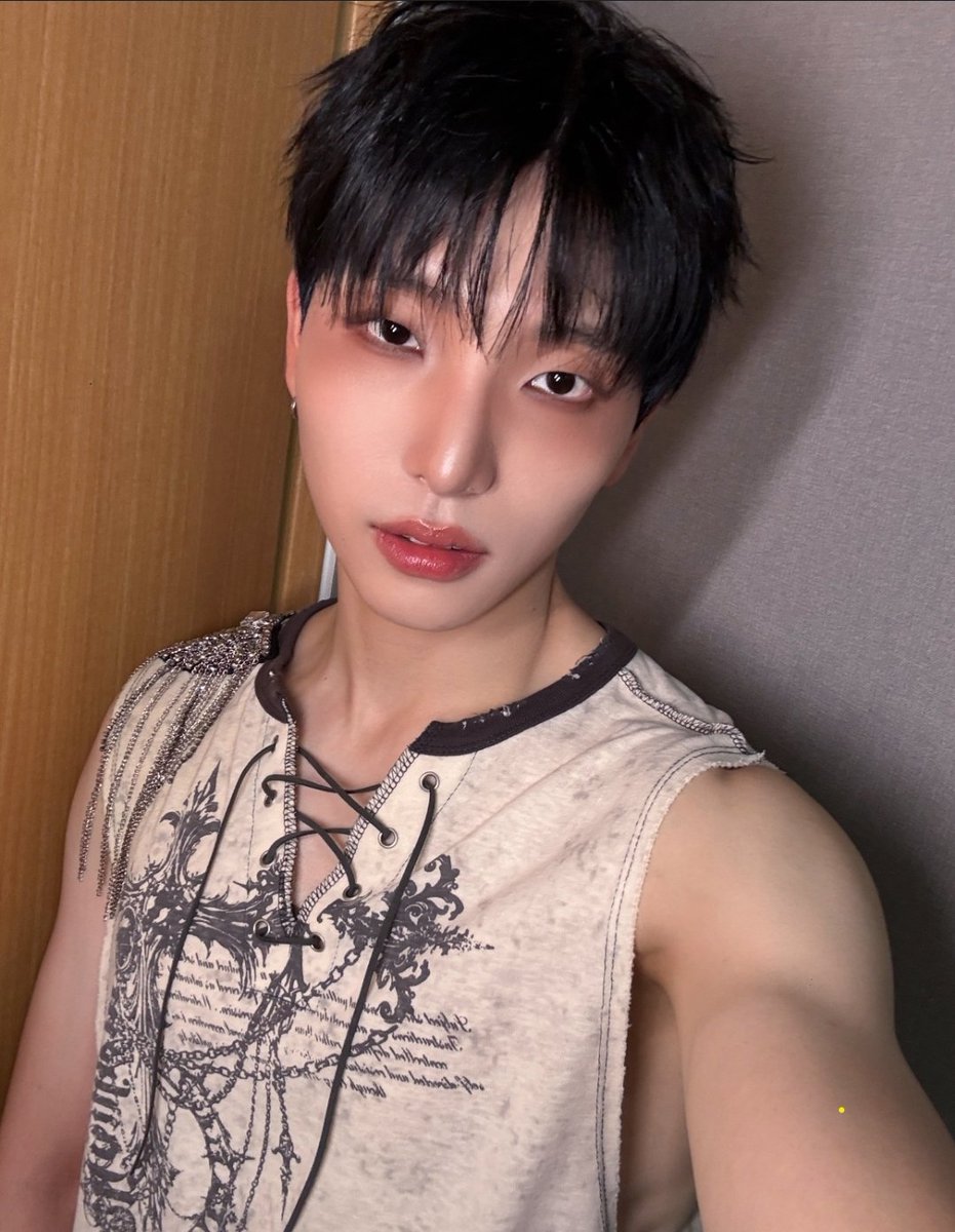 daily_seoho's tweet photo. 💌🐿️ 261001, 8:55 pm

🐿️: Today was sooo awesome
🐿️: Fancheers were the best~~~

9:26 pm

🐿️: [Photo]
🐿️: [Photo]
🐿️: [Photo]
🐿️: Which one is iPhone and which one is Galaxy?
🌙: Gal, Gal, i* https://t.co/l3rTUx0oQC