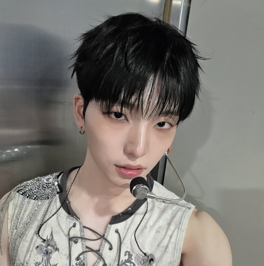 daily_seoho's tweet photo. 💌🐿️ 261001, 8:55 pm

🐿️: Today was sooo awesome
🐿️: Fancheers were the best~~~

9:26 pm

🐿️: [Photo]
🐿️: [Photo]
🐿️: [Photo]
🐿️: Which one is iPhone and which one is Galaxy?
🌙: Gal, Gal, i* https://t.co/l3rTUx0oQC