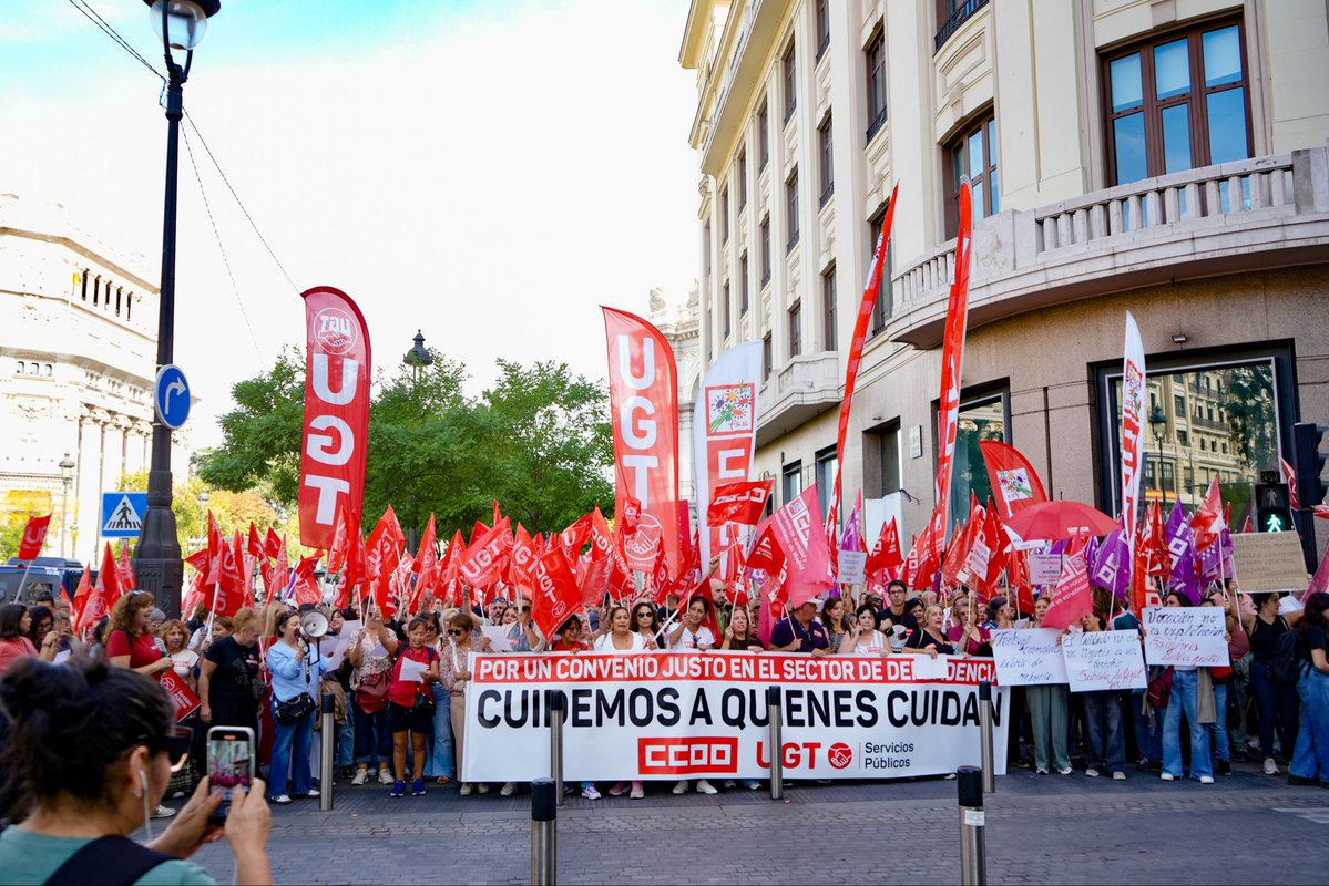 UGTMadrid's tweet photo. 💜 Hoy hemos salido a la calle por quienes cuidan: #UGTMadrid 

Nos hemos concentrado para exigir #SalariosDignos, derechos y un convenio que reconozca y dignifique el trabajo en el sector de la #Dependencia.

✊ Cuidar es un trabajo esencial y también merecen ser cuidados ‼️ https://t.co/PQK4WuN3IK