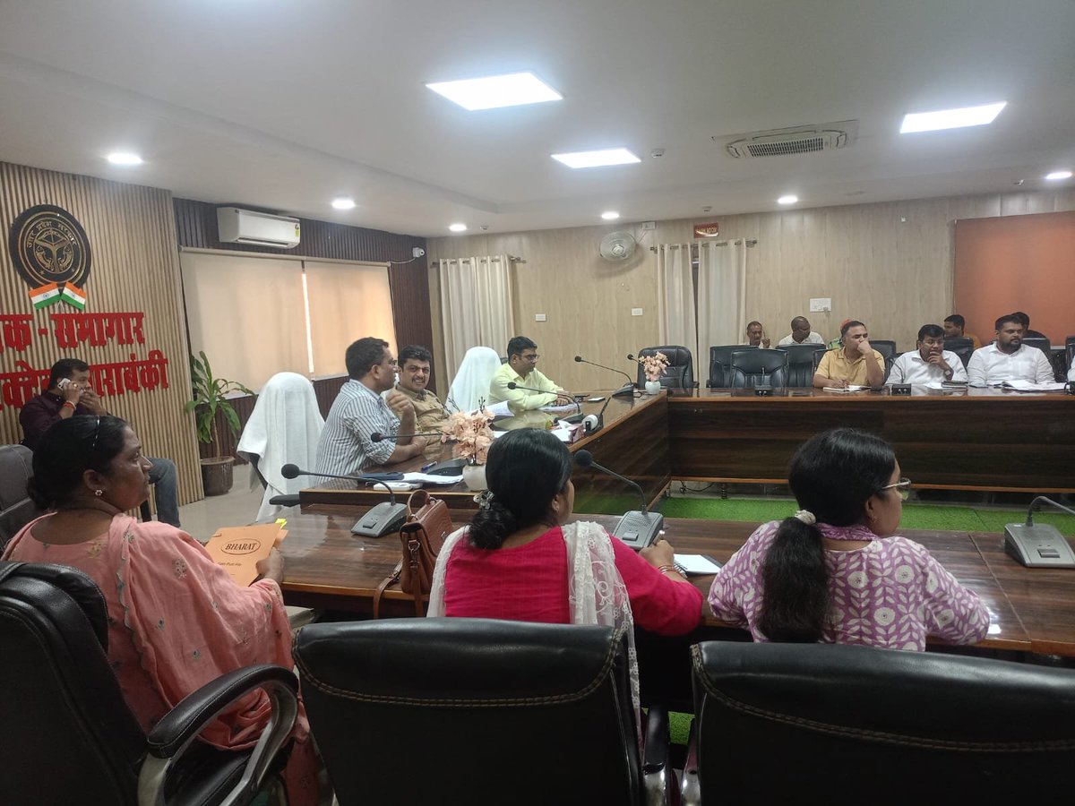 DM_Barabanki's tweet photo. भारत की जनगणना-2027 के द्वितीय चरण की तैयारियों के संबंध में जिला जनगणना समन्वय समिति की बैठक में संबंधित अधिकारियों के साथ विस्तृत समीक्षा की गई। जनगणना कार्मिकों की तैनाती एवं प्रशिक्षण की कार्यवाही समयबद्ध रूप से पूर्ण कराने तथा 16 से 30 नवम्बर 2026 तक स्व-गणना को व्यापक स्तर पर संचालित कराने के निर्देश दिए गए। साथ ही 01 दिसम्बर 2026 से 04 जनवरी 2027 तक होने वाली जनसंख्या गणना के लिए ग्रामीण एवं नगरीय क्षेत्रों में सभी आवश्यक व्यवस्थाएं समय से सुनिश्चित करने तथा प्रभावी समन्वय के साथ कार्ययोजना के अनुरूप तैयारियां पूर्ण कराने के निर्देश दिए गए। @InfoDeptUP @UPGovt @CMOfficeUP