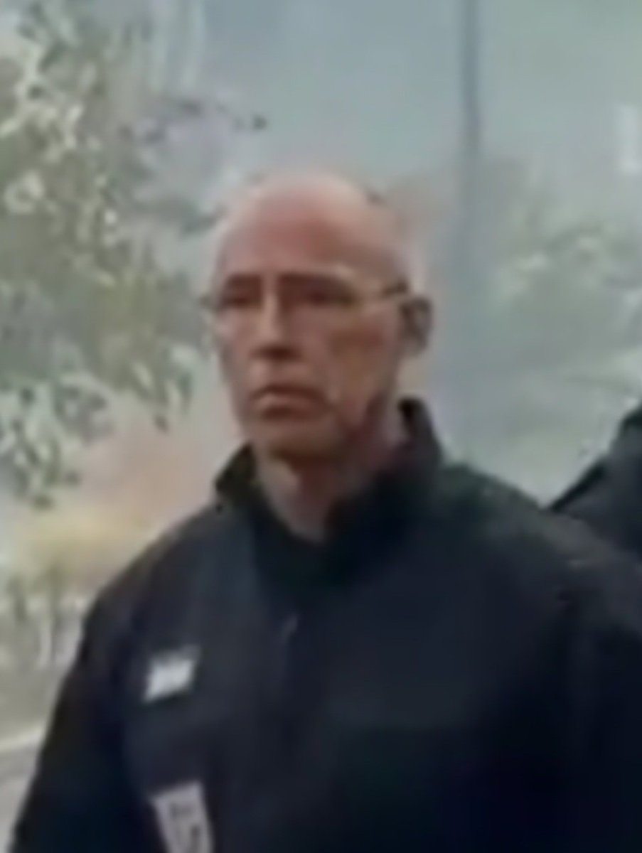 JoyeuxLaurent2's tweet photo. Ce gentil policier d'Orléans a insulté un élu communiste en lui disant : "t'as beau être élu, t'es une merde comme les autres"
L'élu lui a demandé son RIO et pour seule réponse il a eu le droit à un doigt d'honneur !
Profil que le facho Carcasonnais Barthès adore 😉 https://t.co/xb4ZVCVlSF