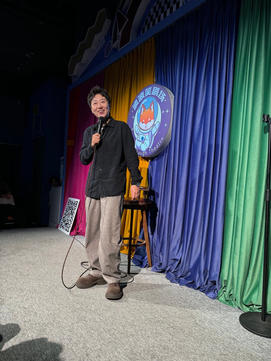 BillyNobe's tweet photo. @ComediaEnVivo 今晚的开放麦笑到我腹肌要报名奥运了！谁懂讲笑话把我笑到喷雪碧的尴尬又爽感谁懂啊！西班牙语推文要自然口语化，贴合现场感：La Open Mic de hoy me dio abdominales de reír! Alguien entiende la sensación de reír tanto que me salpicó Sprite todo el cuerpo en pleno show ， https://t.co/rtHPlE1Wnf