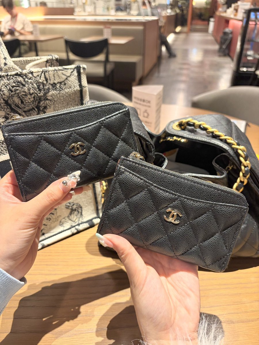 kusobiyoakaka's tweet photo. CHANELのｺﾚ神です。お札半分にしたらﾋﾟｯﾀﾘだし小銭も入るしカード類も余裕。壊れたら絶対リピるくらい気に入ってる✌🏻 https://t.co/WI0ceMKmFy