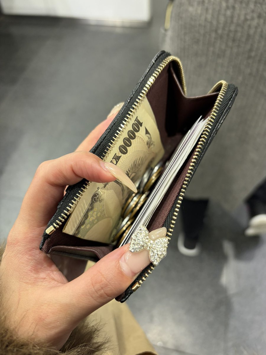 kusobiyoakaka's tweet photo. CHANELのｺﾚ神です。お札半分にしたらﾋﾟｯﾀﾘだし小銭も入るしカード類も余裕。壊れたら絶対リピるくらい気に入ってる✌🏻 https://t.co/WI0ceMKmFy