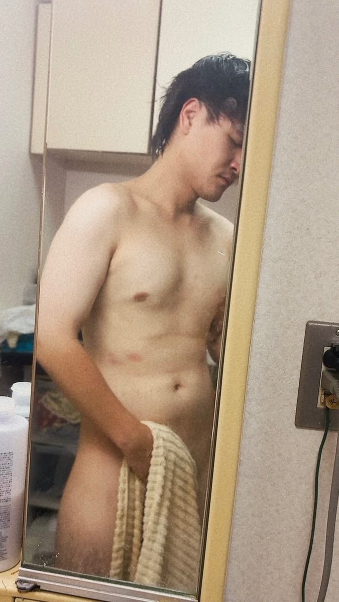 r18light_man's tweet photo. そろそろ本当に鍛えないと。

ってか肌白 https://t.co/npEYi77Luh