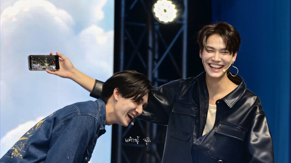 JuJunnior96's tweet photo. ขำสาววายระวังชอบกันจริง หนอยยยยย

DEWTEE LIVEHOUSE ON STAGE
#GMMTVLiveHouse
#Dew_Jsu​ #Tee_vtp​ #Dewtee https://t.co/cMebQpbxch