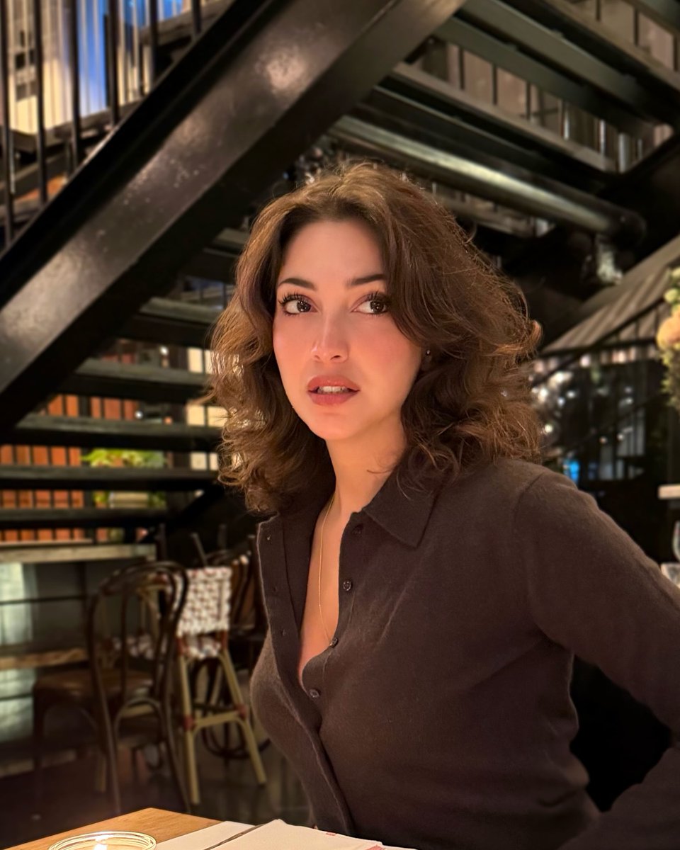 SukruOzyildizKS's tweet photo. OMG she's so damn Beautiful 😍🔥
#CemreGümeli #MyFavorite https://t.co/fVMt5UxS7Q