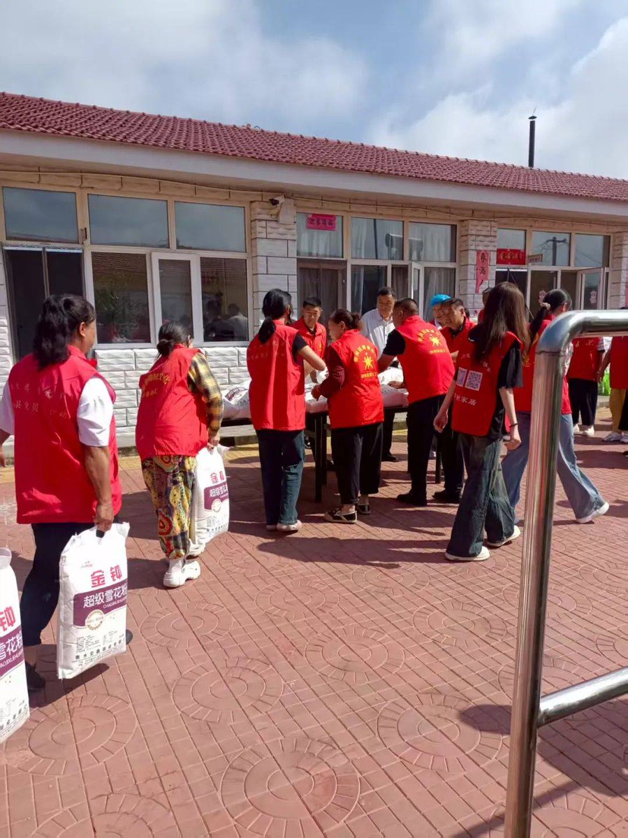 Ingledewkl's tweet photo. Hoy ayudé en el banco de alimentos de nuestra ciudad: juntos recolectamos 500 kilos de comida para familias necesitadas. El volunteerismo es la mejor inversión de nuestro tiempo!， https://t.co/R5oEr1OOLW