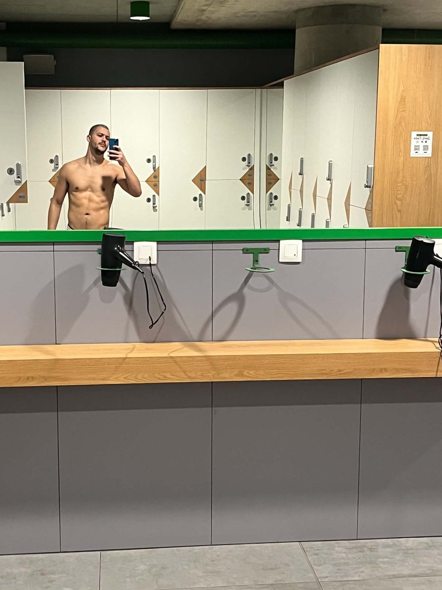 VeselinIliyanov's tweet photo. Left: 1 year before I ever touched a weight
Right: 1 year of consistent lifting

2 years apart. Consistency changes everything. https://t.co/oS2H1fwTLi
