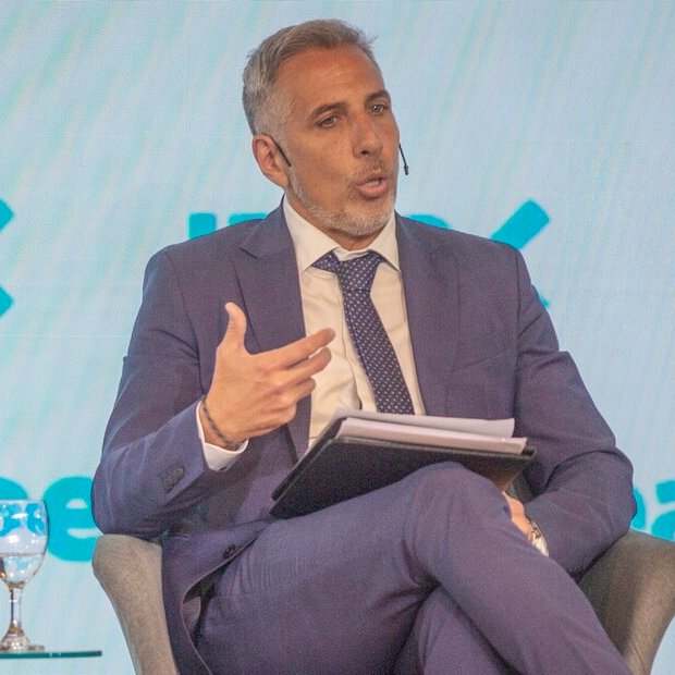 clarincom's tweet photo. EL FISCAL QUE TERMINÓ CON CRISTINA PRESA, OVACIONADO EN IDEA: “FUE UN ANTES Y UN DESPUÉS DE LA CORRUPCIÓN”

Diego Luciani, fiscal de la causa Vialidad, fue ovacionado durante un panel del Coloquio de IDEA en el que relató las presiones y amenazas que enfrentó durante la investigación y el juicio. Sostuvo que la independencia judicial exige preparación profesional y personal, recordó que su fiscalía debió reorganizarse para afrontar la causa y destacó el valor de pruebas halladas en expedientes vinculados a Santa Cruz.

Luciani definió Vialidad como “un antes y un después en materia de corrupción” y sostuvo que la Justicia no cedió frente a la impunidad. En el mismo panel, Jimena de la Torre, integrante del Consejo de la Magistratura, reclamó mayor transparencia en la selección y control de jueces, menos discrecionalidad y una reducción de las vacantes judiciales.

Declaraciones de Luciani

“Uno tiene que tolerar las presiones”.

“La preparación es mental, profesional, académica y de liderazgo, como liderar frente a estas adversidades”.

“En 2019 gana las elecciones quien juzgábamos y todo el poder del Gobierno fue volcado en contra de nosotros”.

“Cómo le explico a mi hijo de 16 años si no hacía lo que tenía que hacer”.

“¿Qué país tendríamos si todo hubiera ido a donde tendría que haber ido? Cloacas, obra pública, infraestructura, rutas”.

“El caso Vialidad marcó un antes y un después en materia de corrupción. Es un caso exitoso. Hay cosa juzgada”.

“Es exitoso porque la Justicia no le cedió la última palabra a la corrupción y a la impunidad de los corruptos”.

“Había que cambiar la historia de este país en materia de justicia y creo que lo logramos, en materia de corrupción”.

(+) en Clarín: https://t.co/41KZ0PyEgE