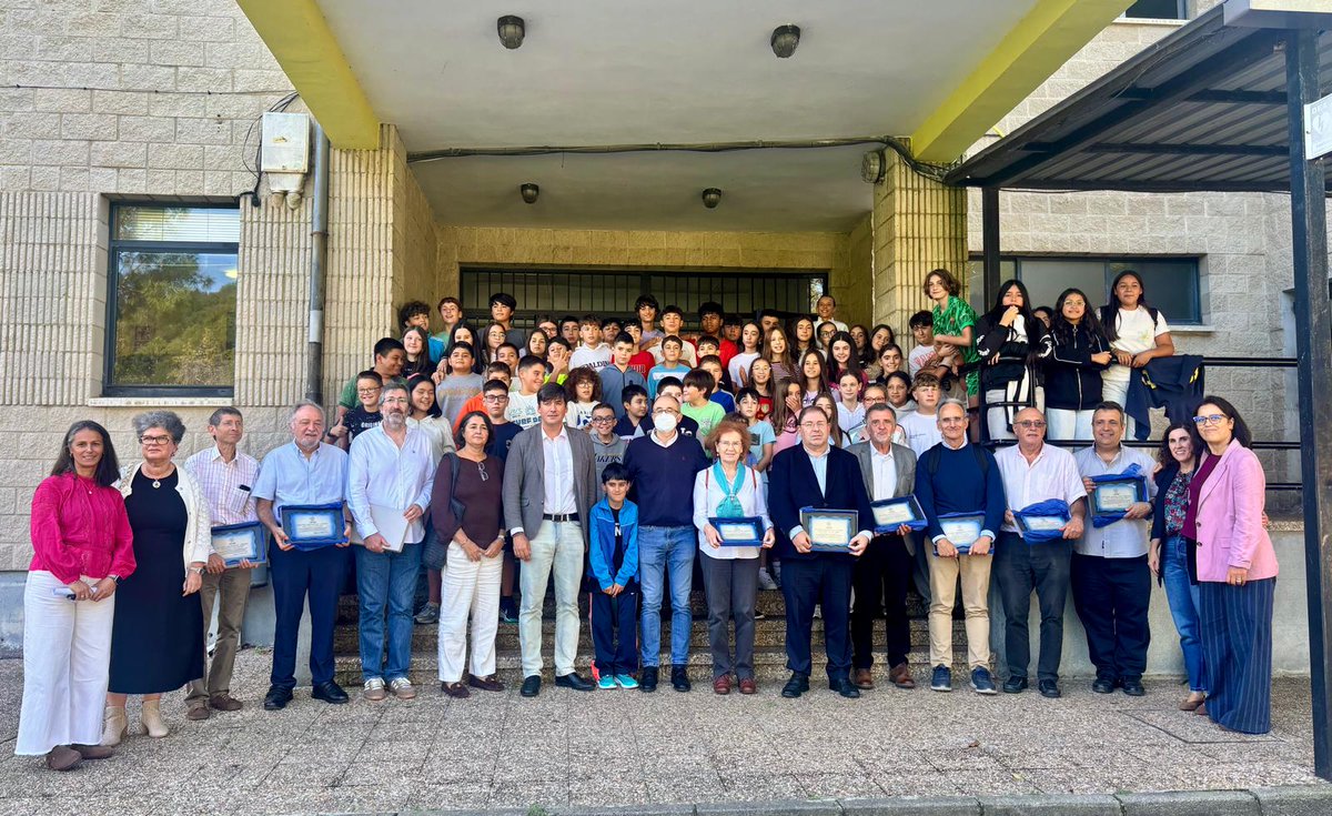 CSICasturias's tweet photo. La delegada Institucional del @CSIC en Asturias ha asistido al acto de reconocimiento a los científic@s participantes en el 18 Foro Comunicación y Escuela

Una iniciativa que acerca la ciencia al alumnado del medio rural y contribuye a despertar nuevas vocaciones científicas. https://t.co/87XH9dFVBW
