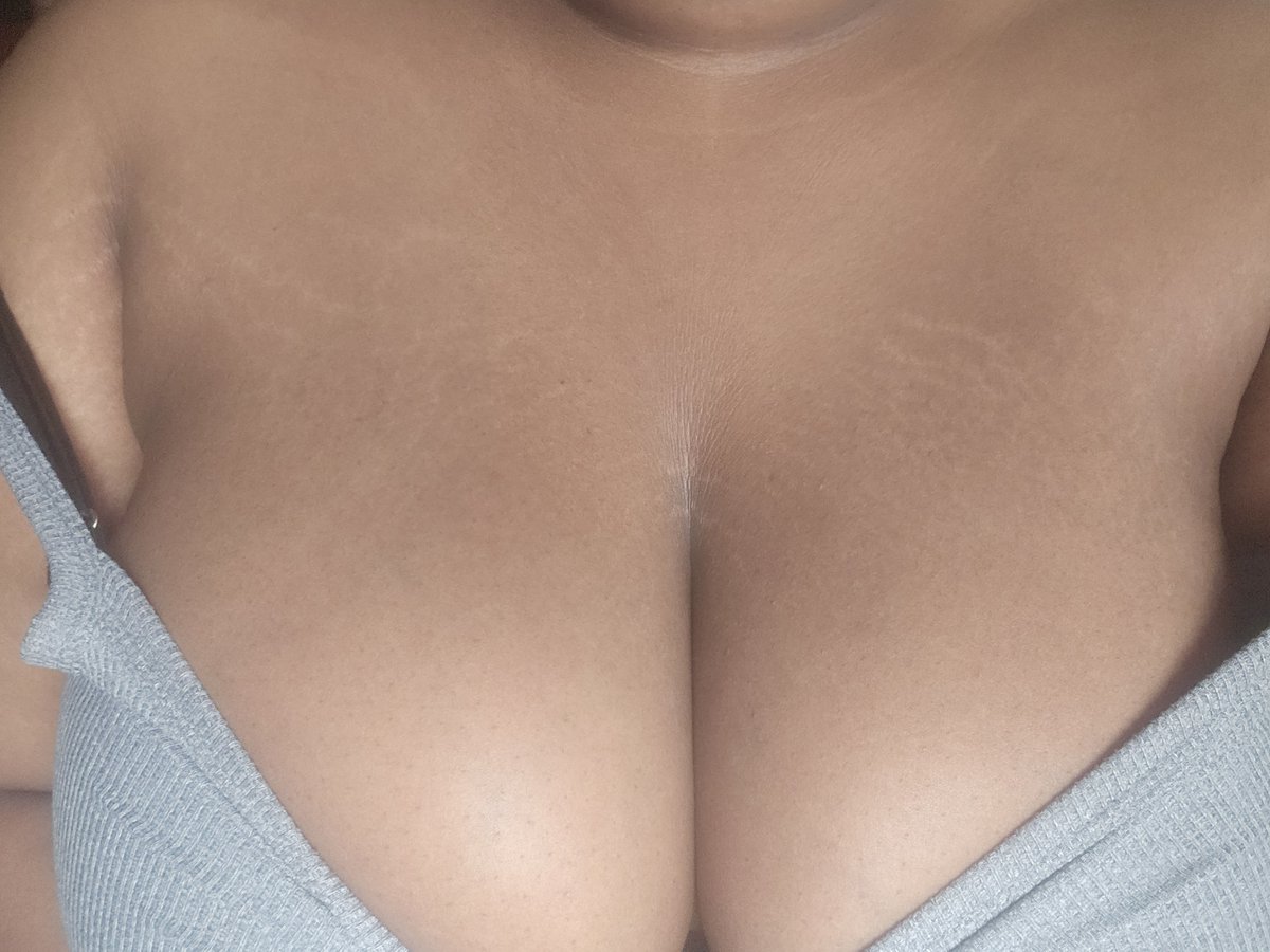 Cosmicparfait's tweet photo. I love showing my cleavage🤍 https://t.co/qzlShhigZu