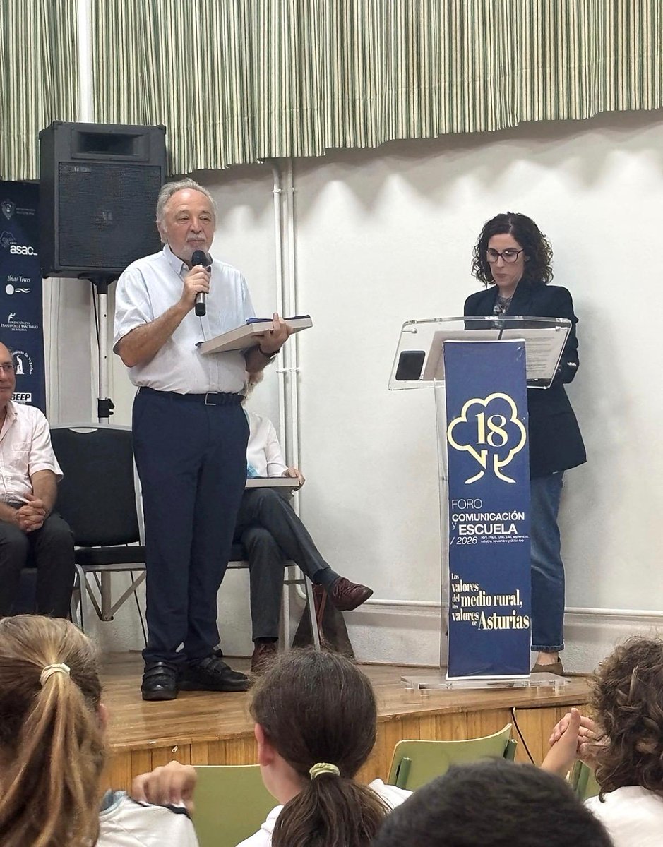 CSICasturias's tweet photo. La delegada Institucional del @CSIC en Asturias ha asistido al acto de reconocimiento a los científic@s participantes en el 18 Foro Comunicación y Escuela

Una iniciativa que acerca la ciencia al alumnado del medio rural y contribuye a despertar nuevas vocaciones científicas. https://t.co/87XH9dFVBW