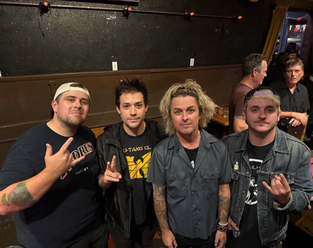 GDArgNation's tweet photo. Billie con la banda Stay Out ayer en Berkeley dónde dio un show sorpresa con Pinhead Gunpowder antes de arrancar la gira https://t.co/MZnEmDNyEl