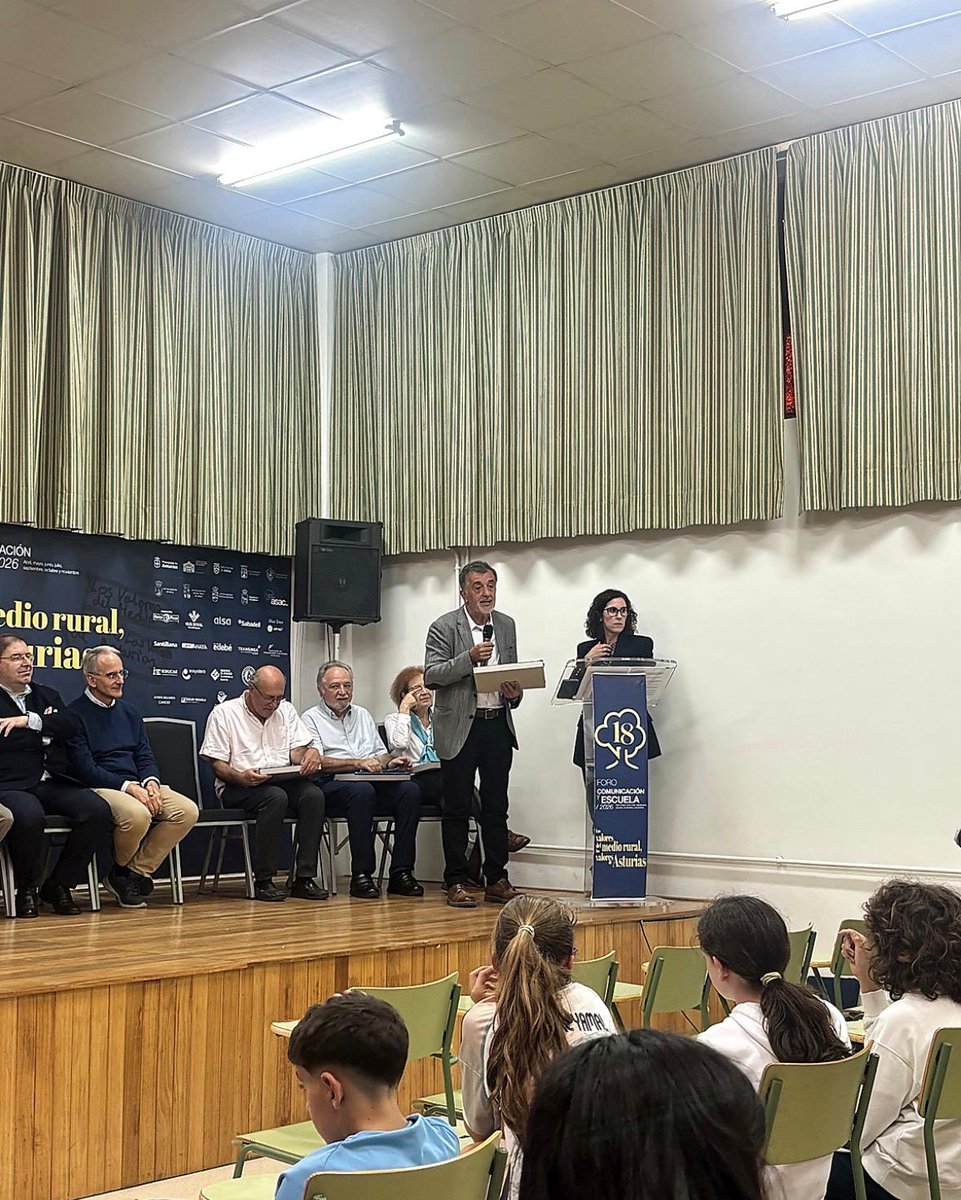 CSICasturias's tweet photo. La delegada Institucional del @CSIC en Asturias ha asistido al acto de reconocimiento a los científic@s participantes en el 18 Foro Comunicación y Escuela

Una iniciativa que acerca la ciencia al alumnado del medio rural y contribuye a despertar nuevas vocaciones científicas. https://t.co/87XH9dFVBW