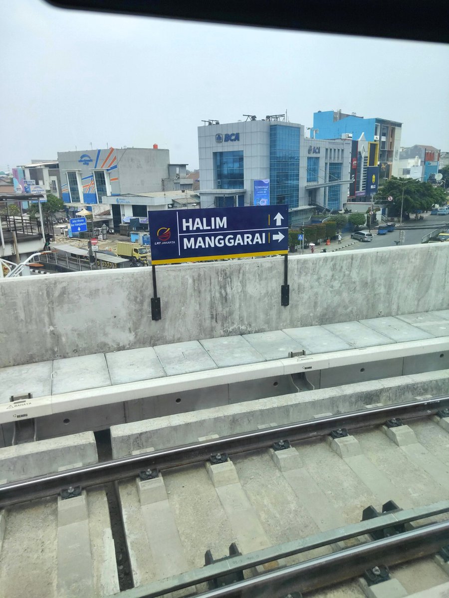 txttransportasi's tweet photo. Kelak di titik ini akan menjadi percabangan jalur LRT Jakarta menuju ke JIS dan Halim (stasiun kereta cepat). https://t.co/fkHAvOgyhk